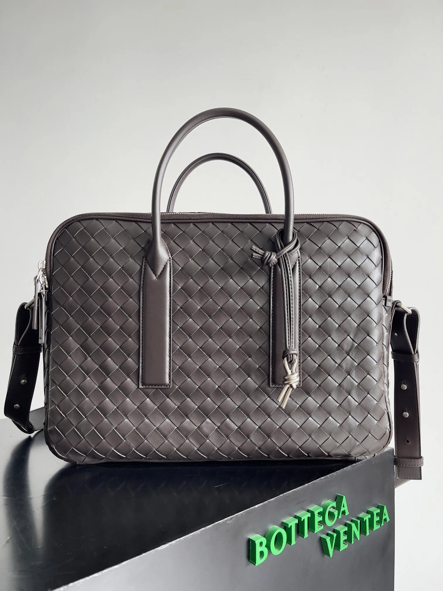 Batch 2720 Have you ever seen a briefcase that can be carried on your back? [Wit][Wit] BOTTEGA VENETA men's GETAWAY large briefcase. The practicality of being able to be carried on the back is indeed one of its major selling points. The design of the shoulder straps will not feel cumbersome even if worn for a long time. Whether it is a business meeting or daily diligence, you can do it with ease. Style number: 766361 Size: 39*28.5*8cm